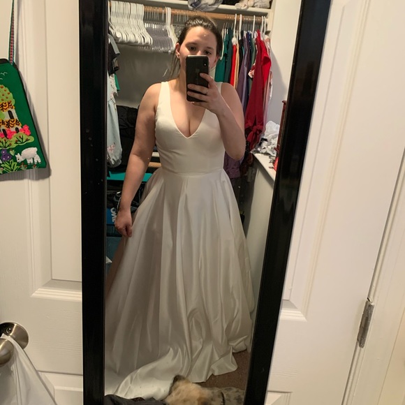 Wedding Dress w/ pockets - Picture 2 of 4